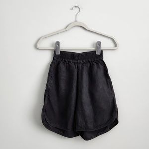Tradlands Glenn Linen Shorts in Black - Size XS